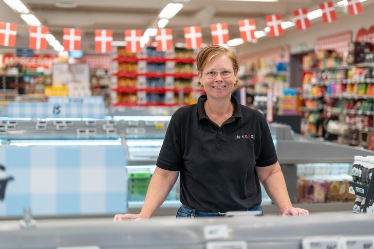 Mercher står i et supermarked