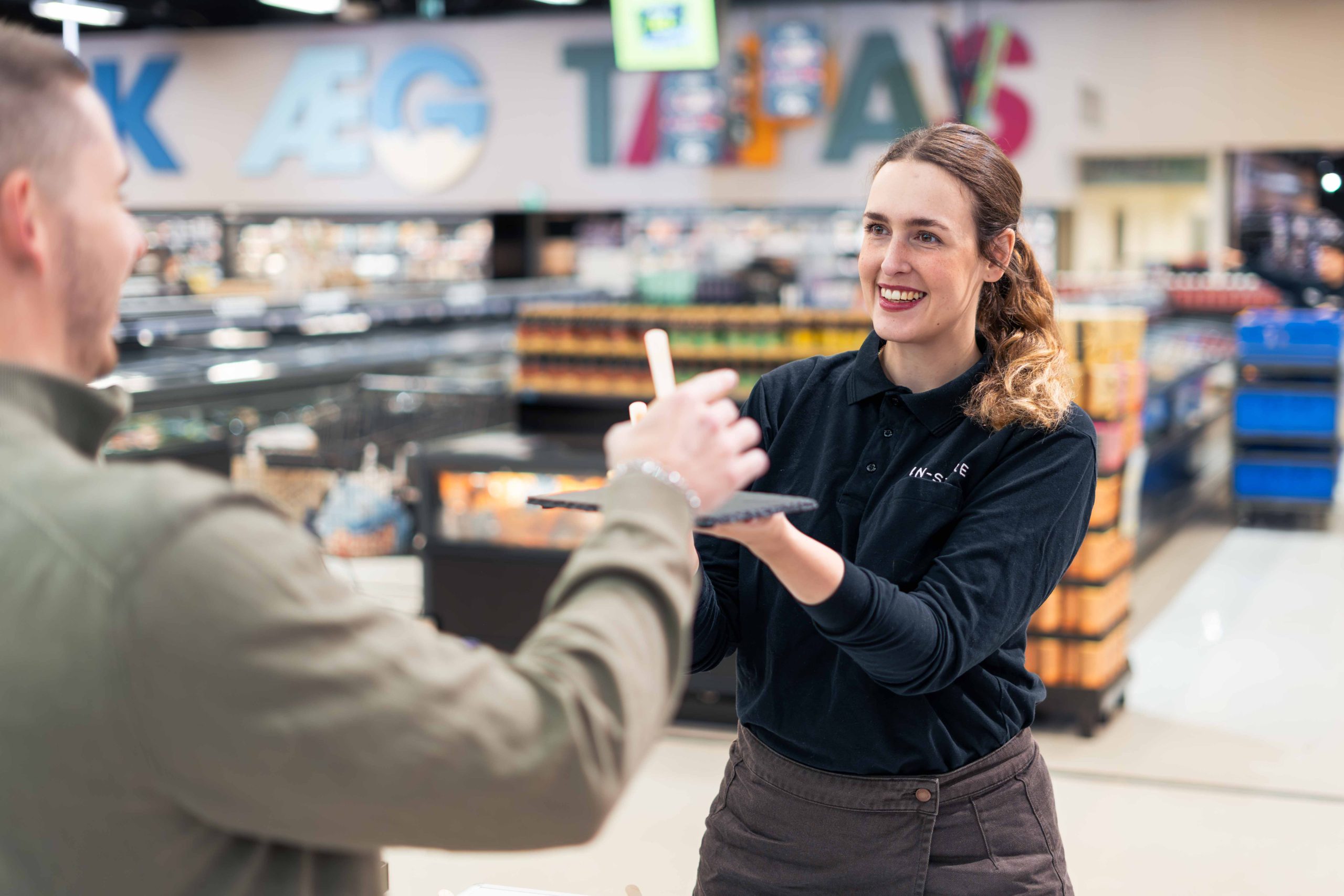 Brandambassadør deler smagsprøve ud.